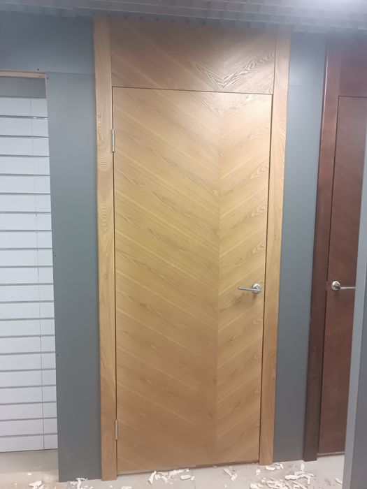 Установка  дверей .укладка ламината. плинтусов. доборов. к.ачественно