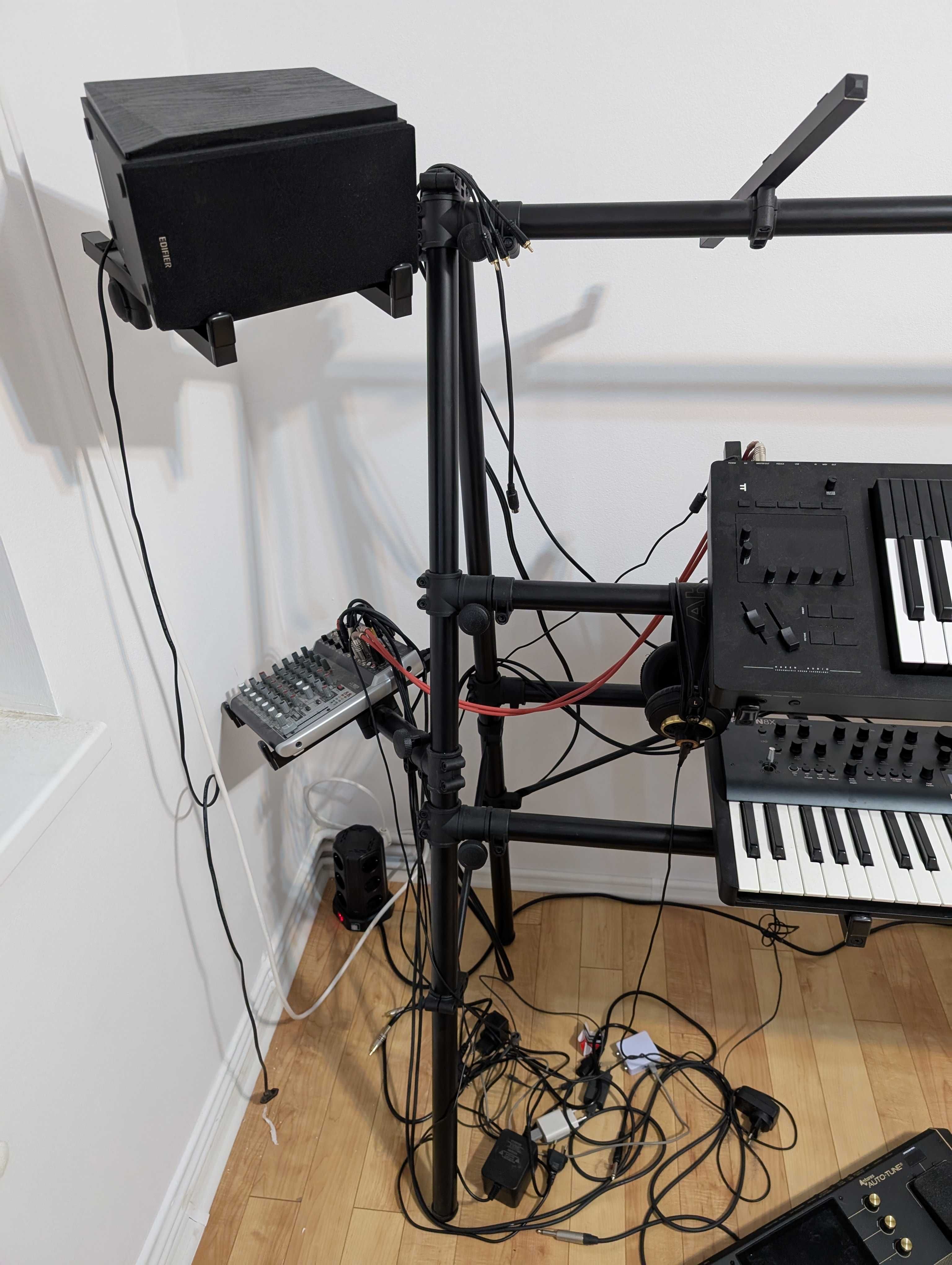 Stand pt 3 claviaturi Jaspers 3S-150B cu 3 Jaspers Monitor Holder 40B