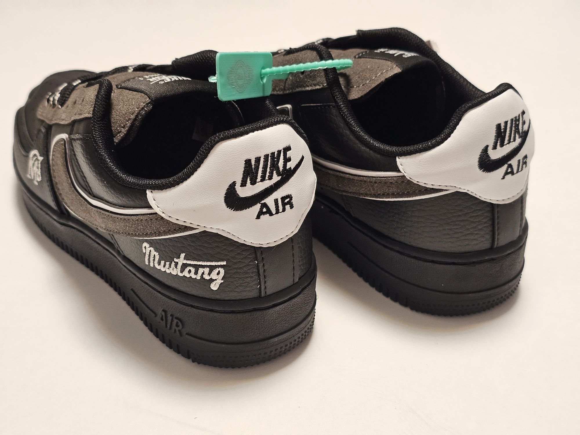 Adidași nike mustang