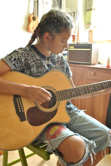 Ore de chitara cu nativ Englez București - Acoustic şi Electric