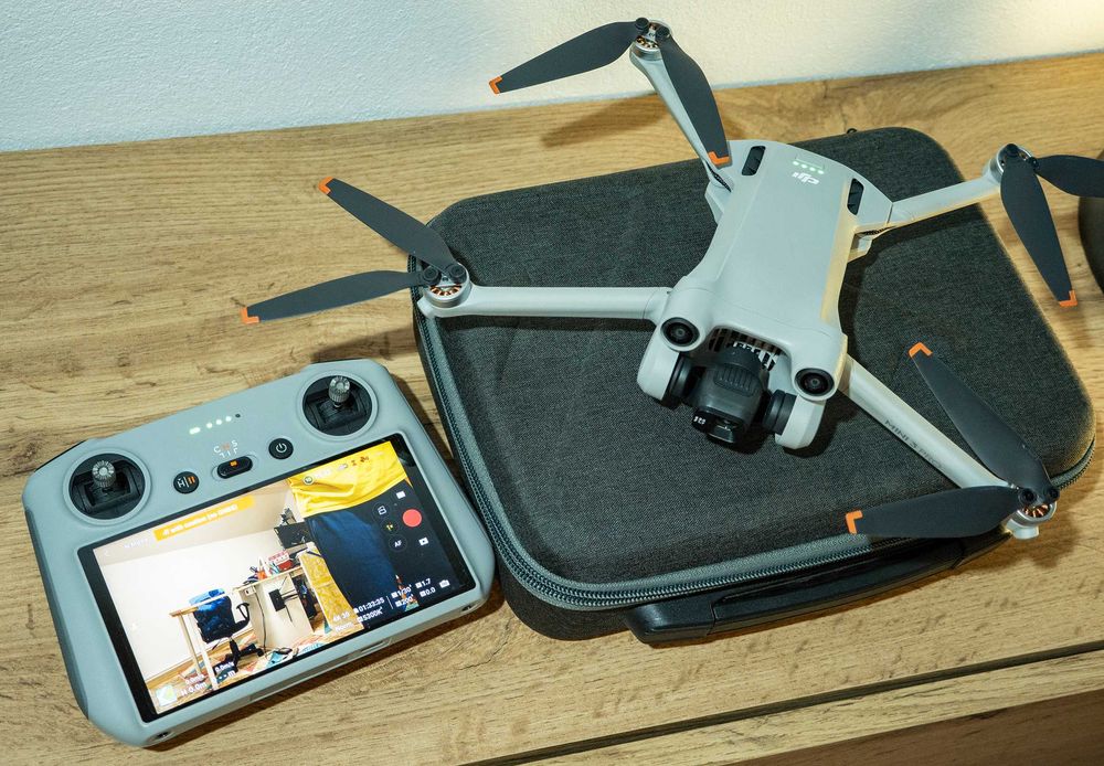 drona DJI Mini3 Pro cu RC display + accesorii