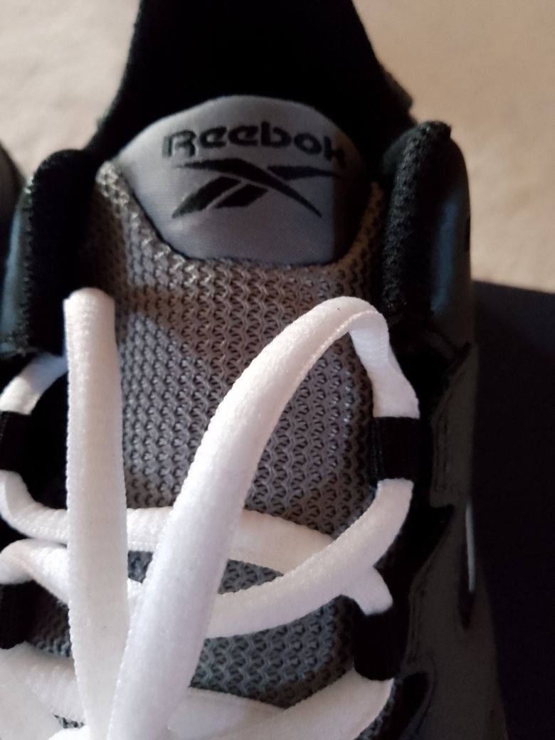 Оригинални дамски маратонки Reebok естествена кожа и текстил номер 38