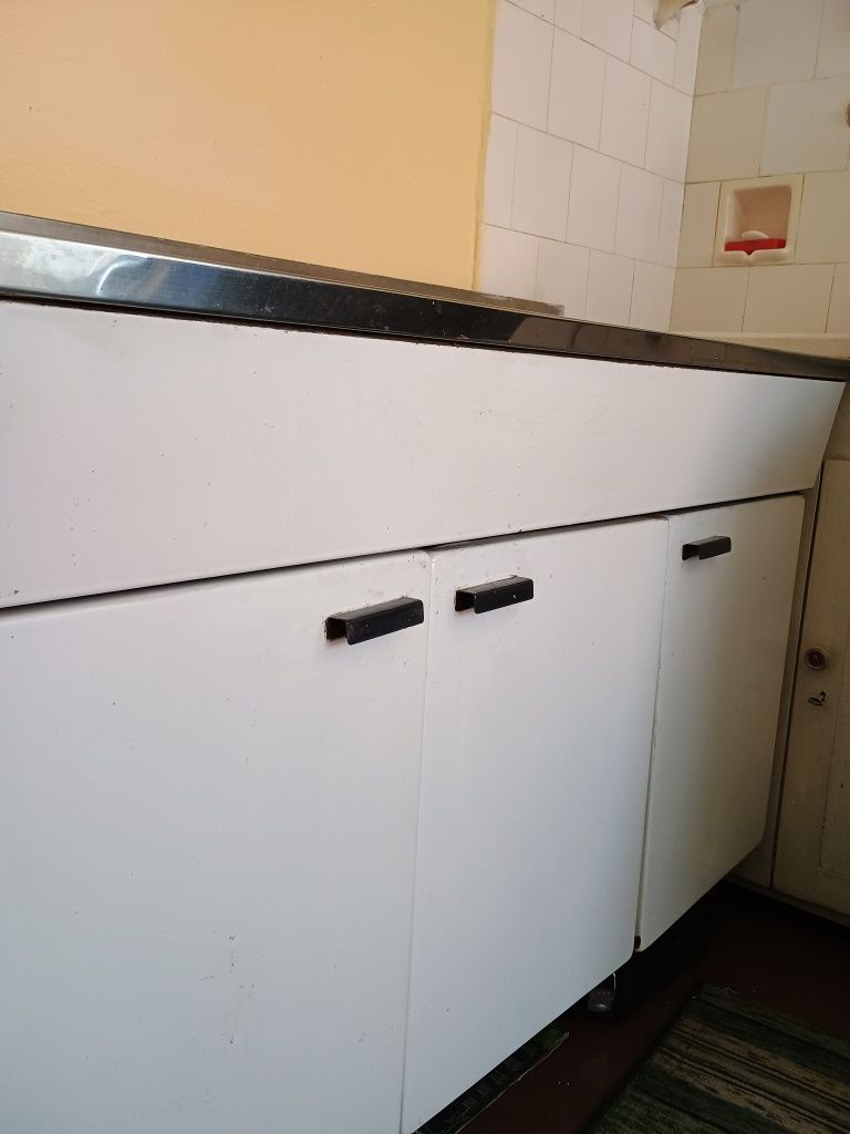 Кухненски шкаф и емайлирана мивка