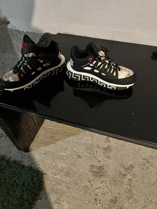 Vand adidasi Versace
