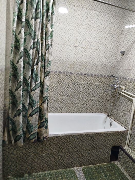 Uy sotiladi. 9 etajlini 1chi etaji 4 hona 5 hona qilingan