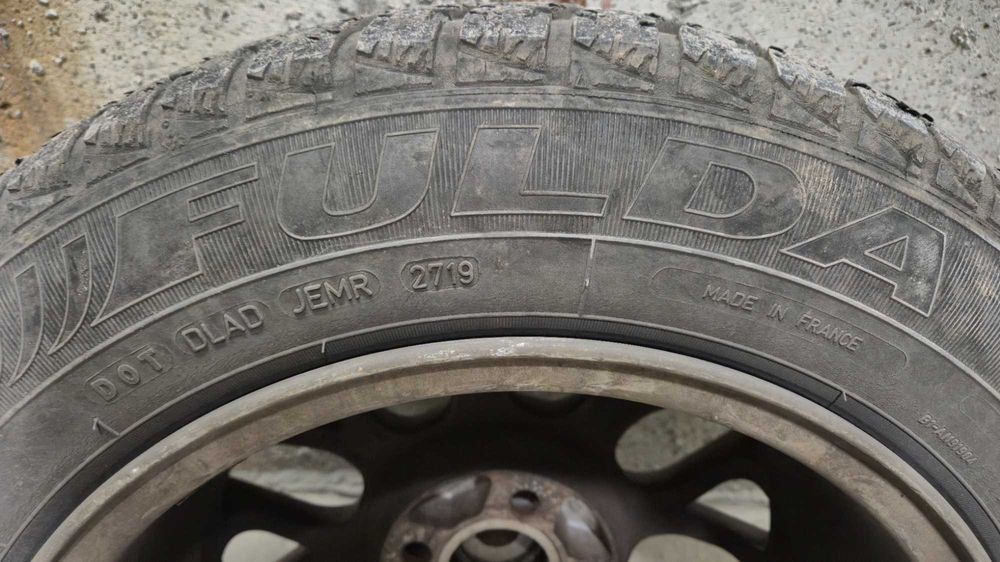 Продавам комплект джанти 15" със зимни гуми 185/65/15