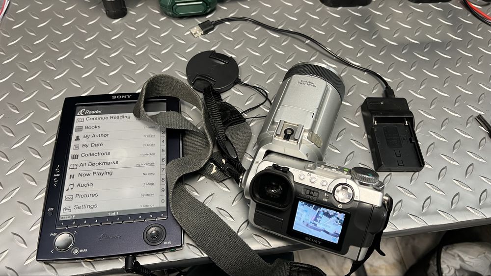 Фотоапарат Sony DSC-F717 и електронен четец Sony