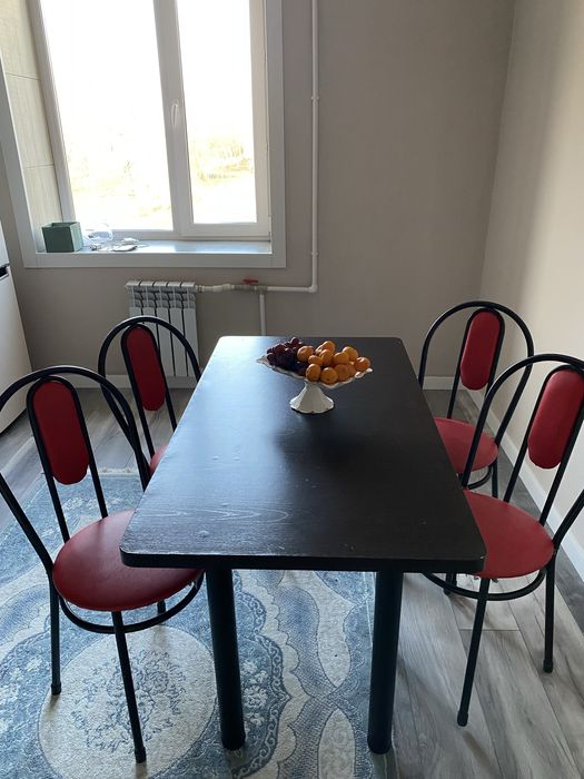 Стол со стульями