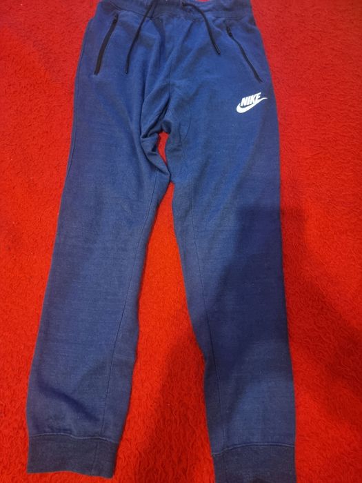 Vând pantaloni trening Nike