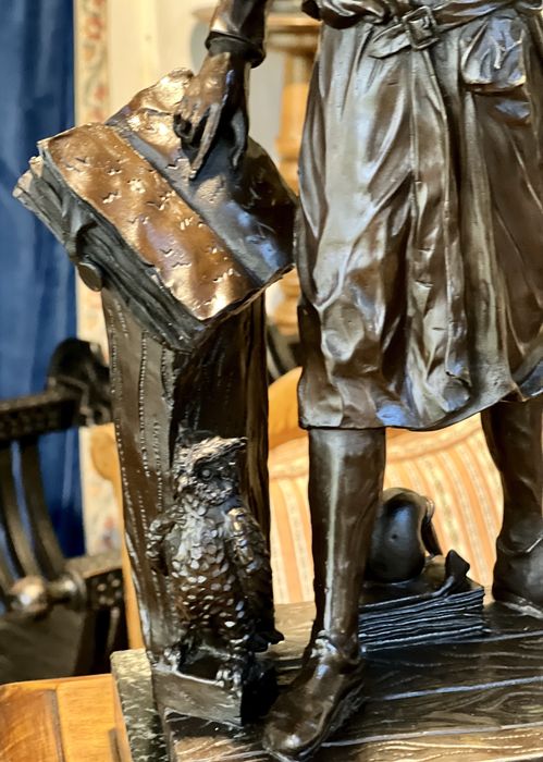 Statuetă din bronz pe soclu de marmură – „Căutătorul de cunoaștere”