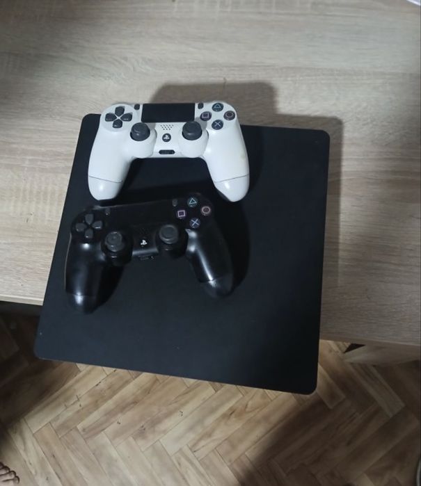 Vand sau schimb ps4 slim de 1 tb cu 2 manete