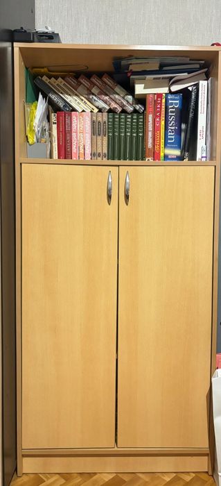 Книжный шкаф в комнату