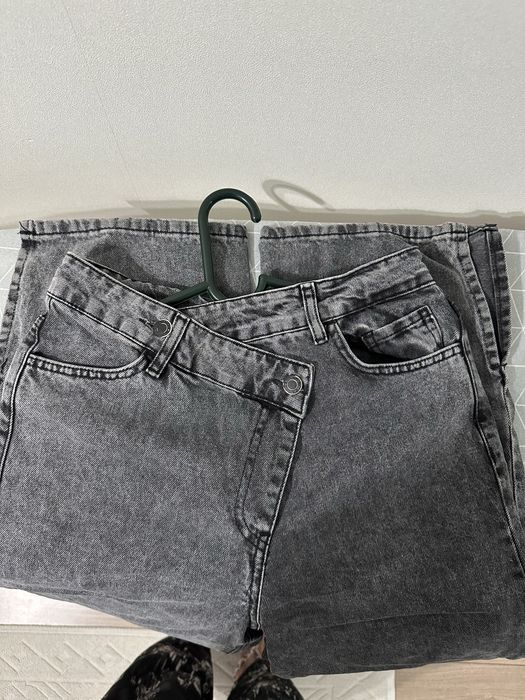 Серые прямые джинсы