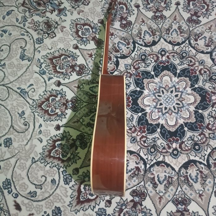 Gitara yangidek deyarli ishlatilmagan