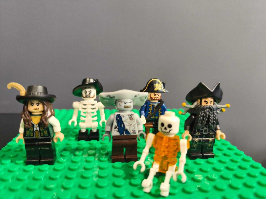 LEGO Минифигурки „Карибски пирати“