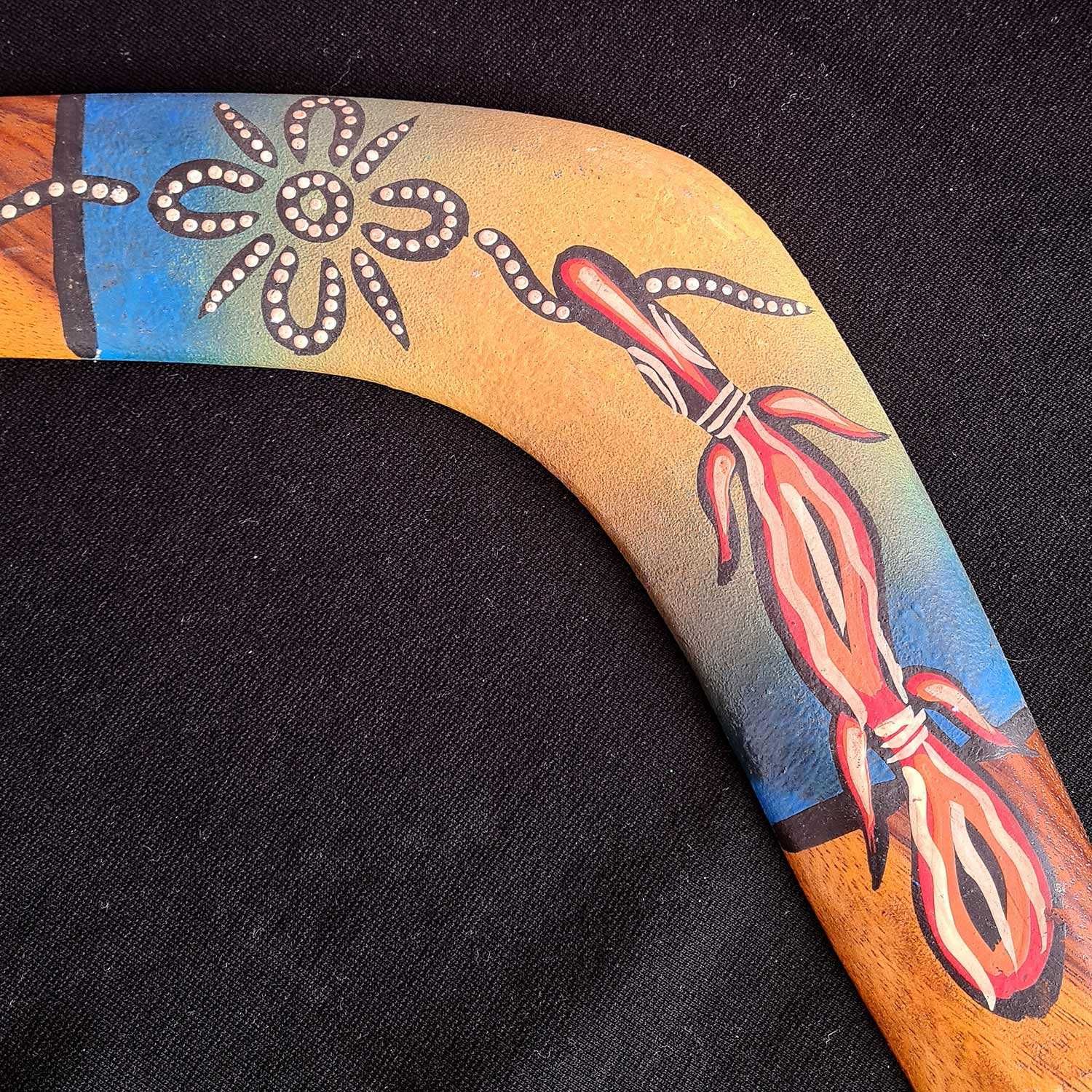 Бумеранг из Австралии с традиционным аборигенским орнаментом