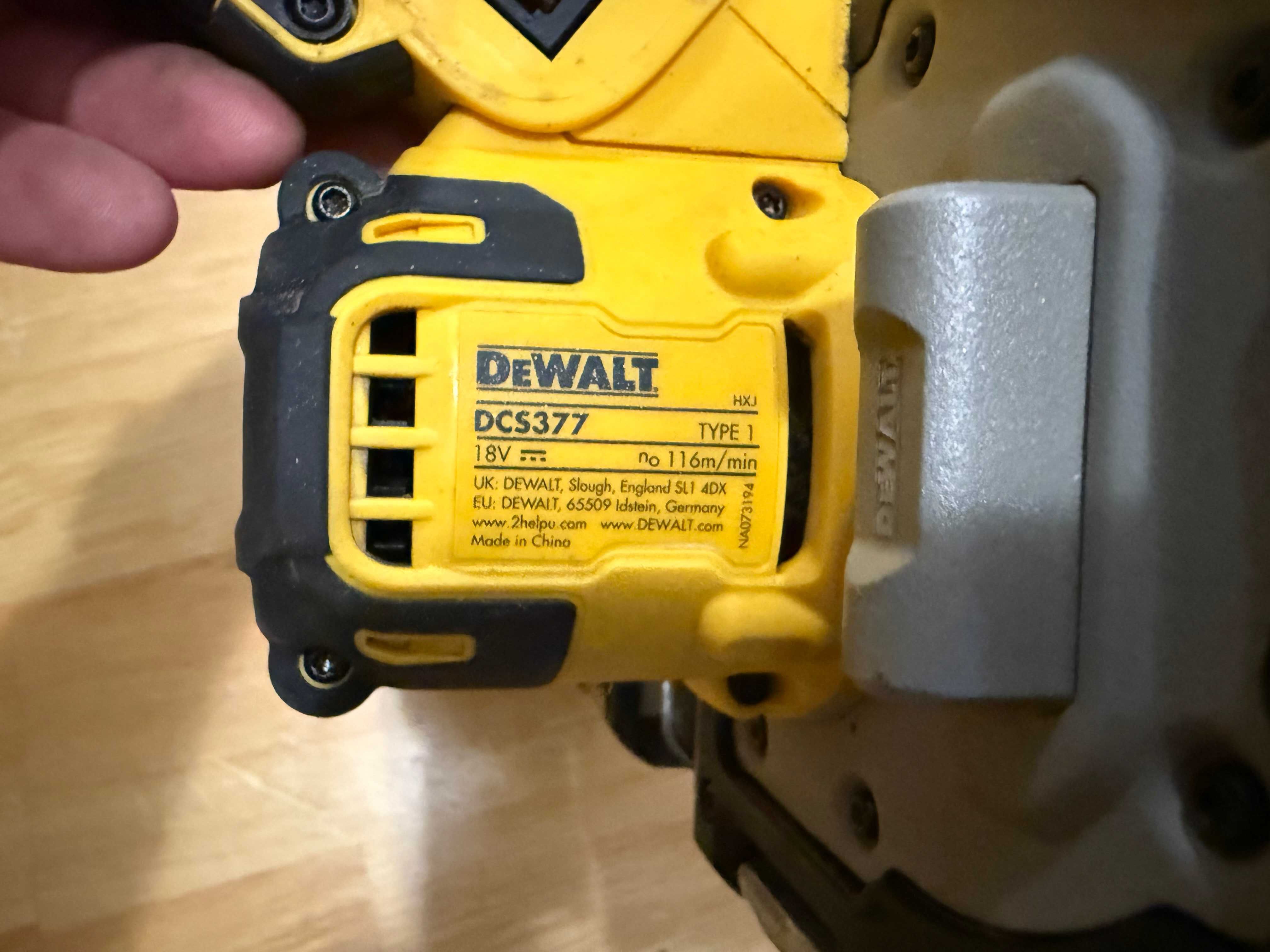 лентов трион Dewalt DCS377