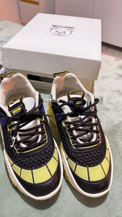 Adidasi Moschino stare foarte buna