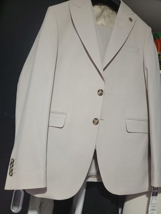 Мъжки костюм нов, не обличан