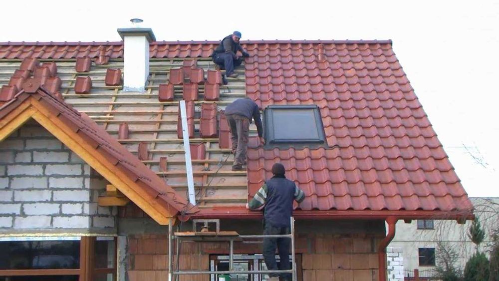 Montăm acoperișuri metalice, țiglă și sisteme pluviale