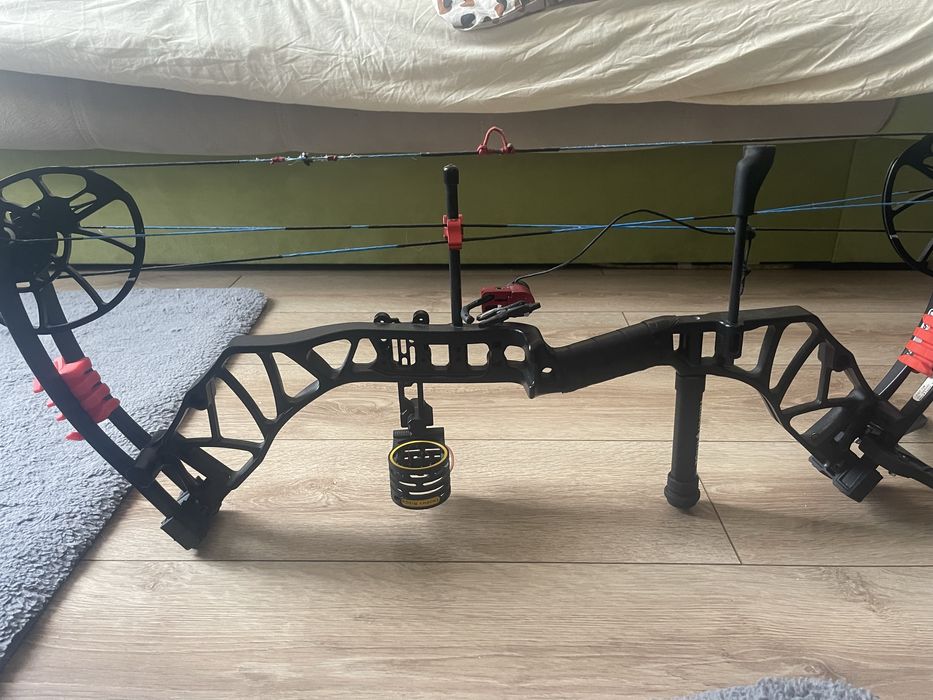 Vând arc Bear Legit reglabil (10-70 lbs)
