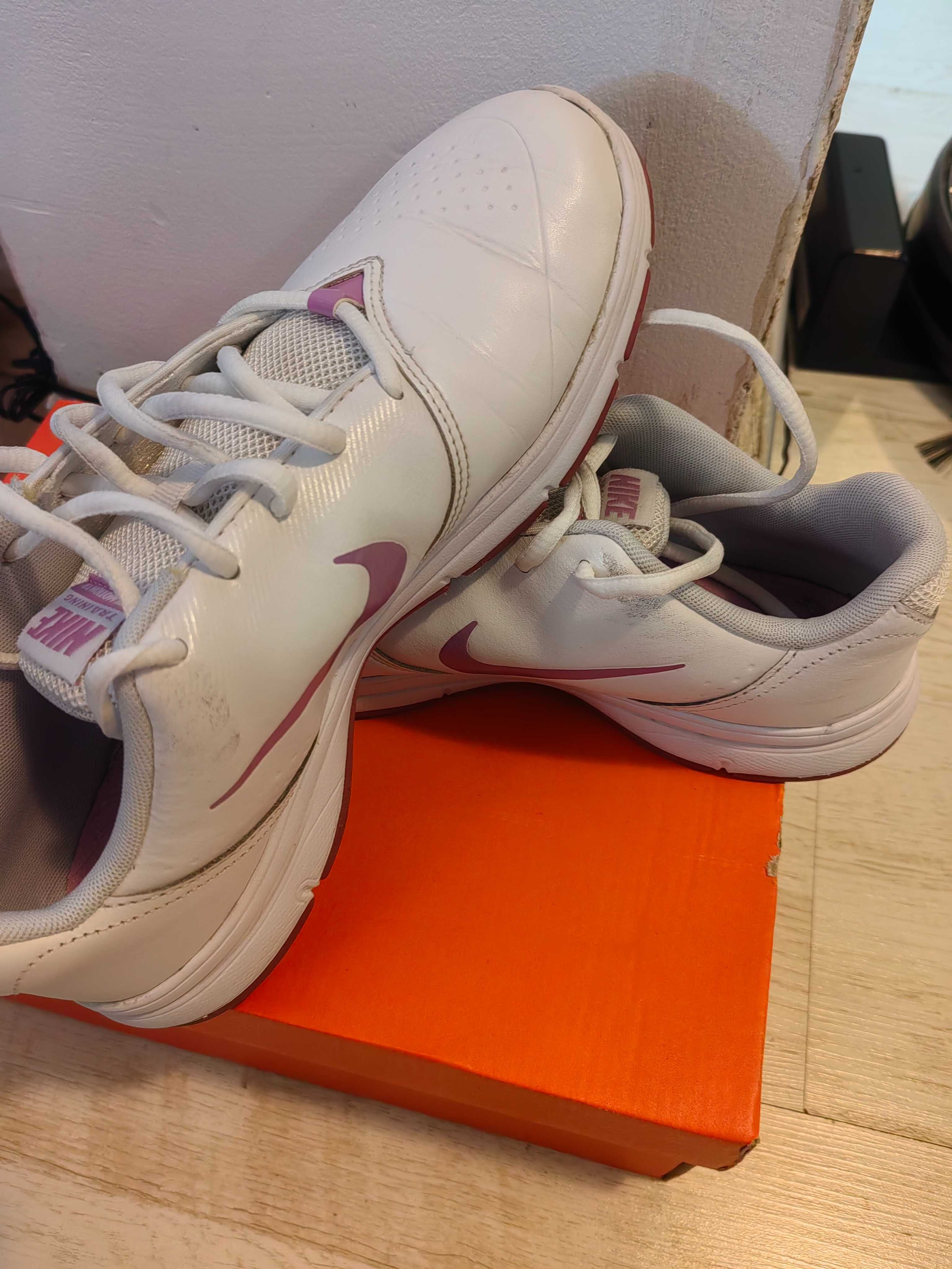 Дамски маратонки Nike
