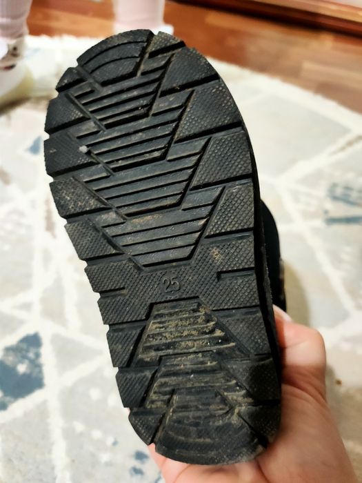 Продам угги в отличном состоянии  2пары