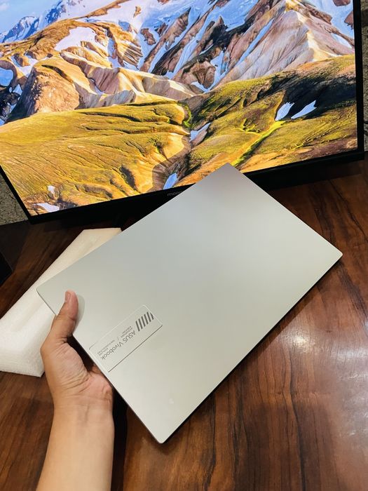 Asus vivobook noutbuk holati ideal