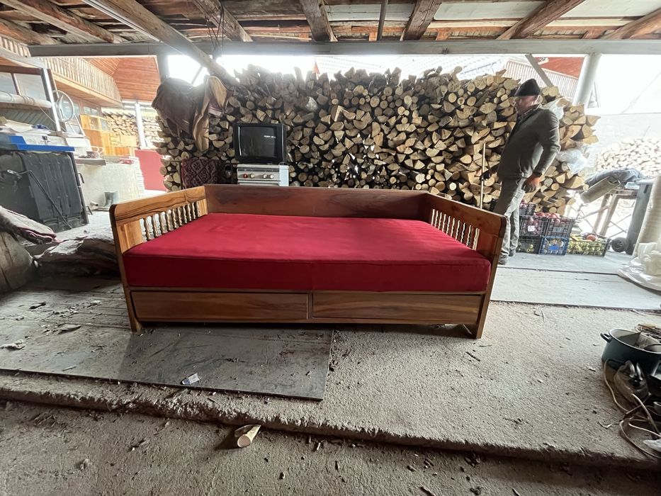 Pat din lemn masiv de nuc