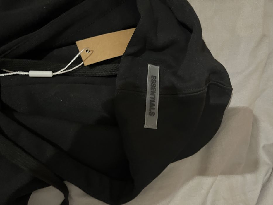 Чисто нов комплект на Essentials