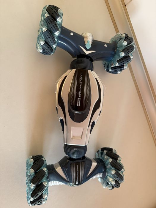 Машина робот на пульте управления