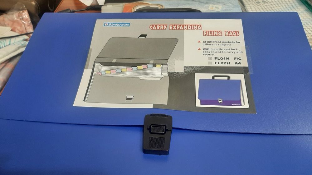 Продам портфель пластиковый