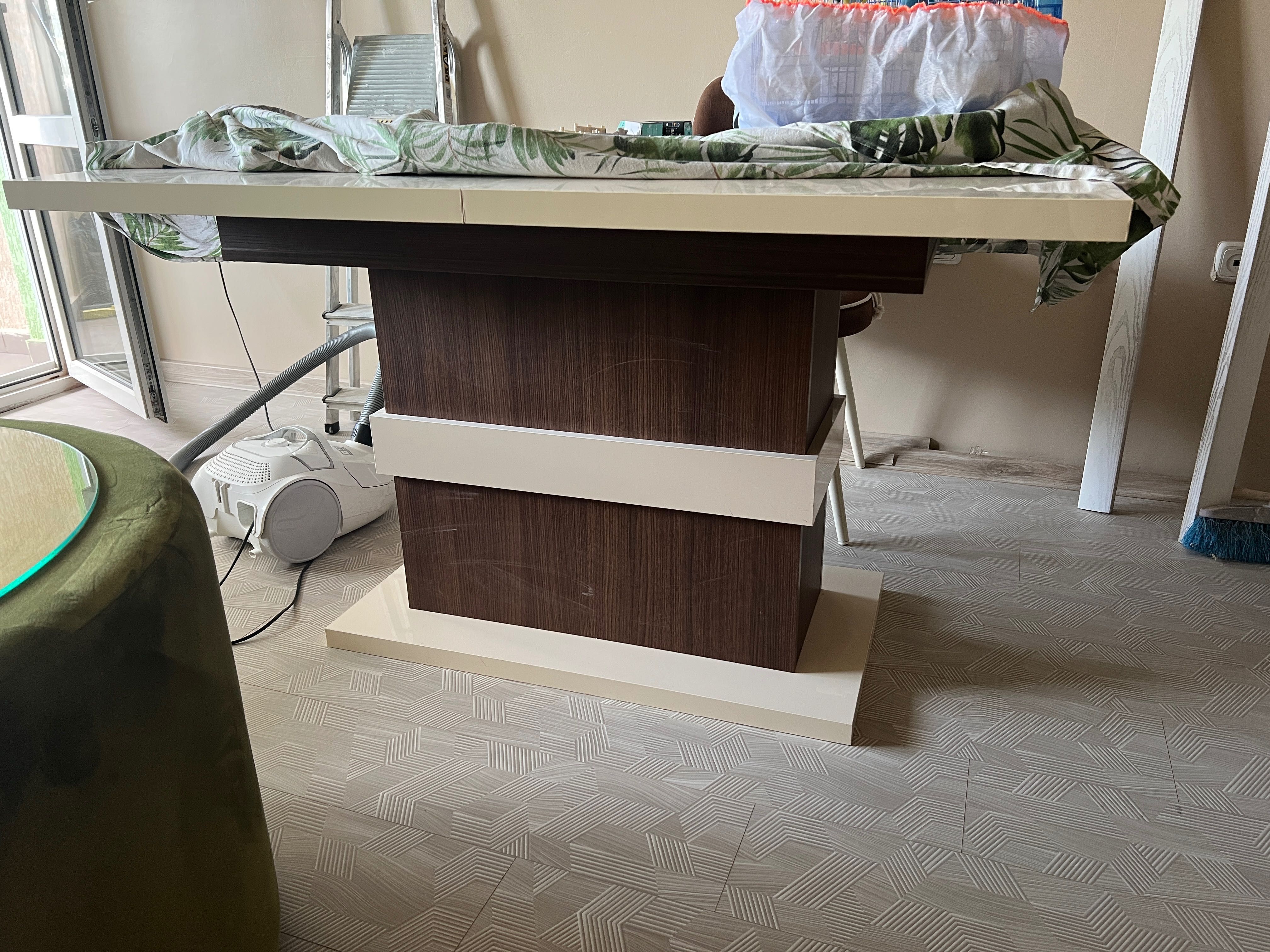Продавам маса за хранене с четири стола