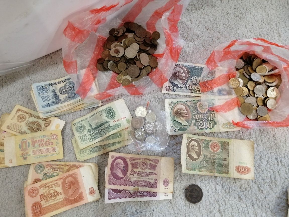 Продам монеты и боны разных стран.