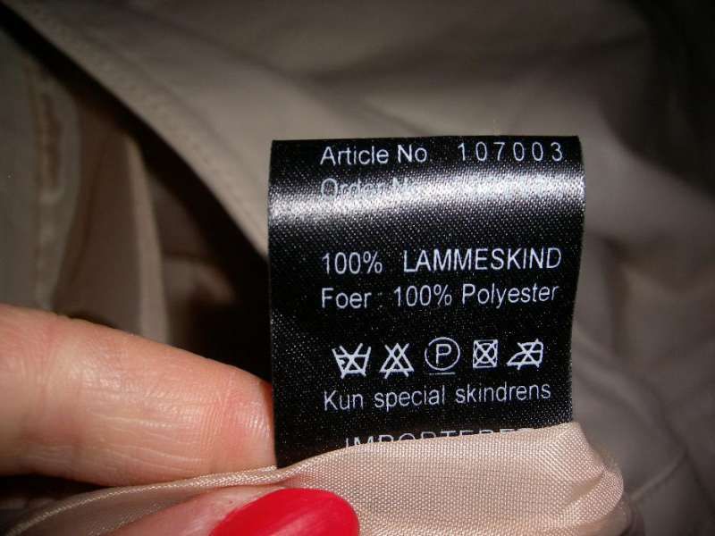 Кокетна малка дамска чанта от естествена кожа със змийски елементи