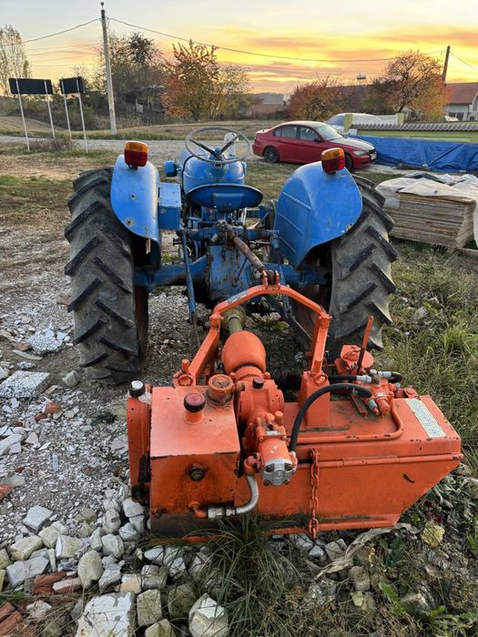 Vând tractor Ford
