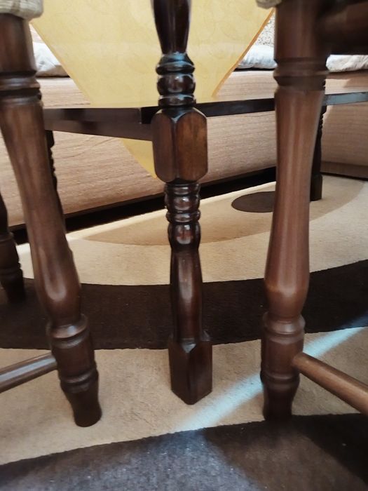 Маса разтегателна цвят орех със струговани крака и 3 стола