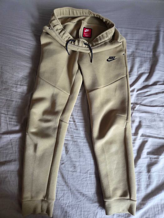 Продавам оригинален nike tech fleece + подарък блуза и чорапи