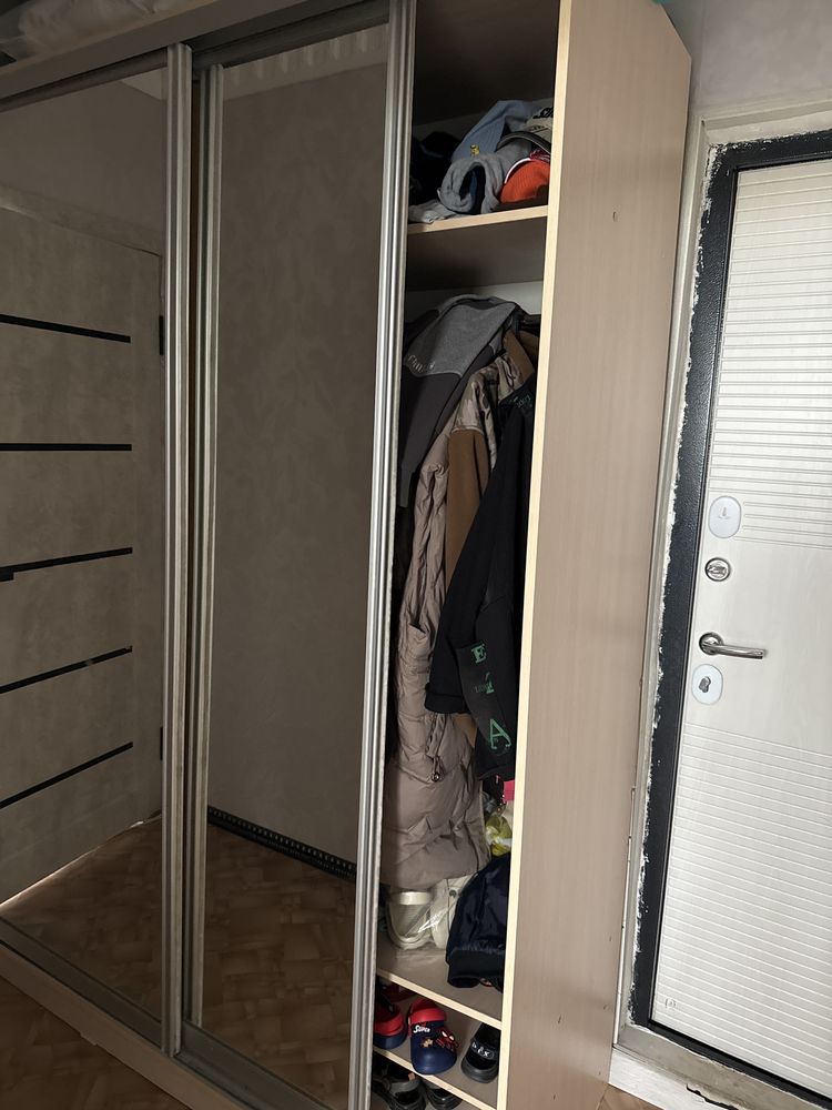 Прихожый бу с зеркалом купе очень вместимый