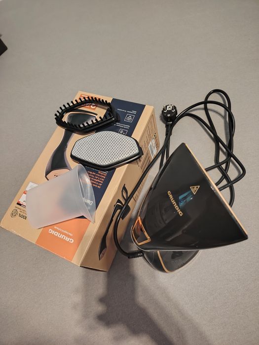 Vând Aparat de calcat cu abur Grundig ST7950, 1600W, ecran LCD, placi