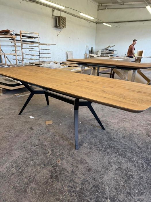 Трапезарна дъбова маса от масив разтегателна