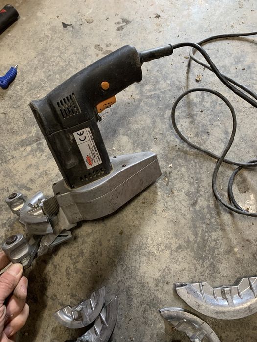 Vand aparat de indoit tevi pentru instalati.