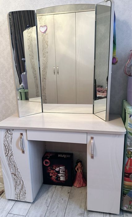 Продам туалетный столик с зеркалом