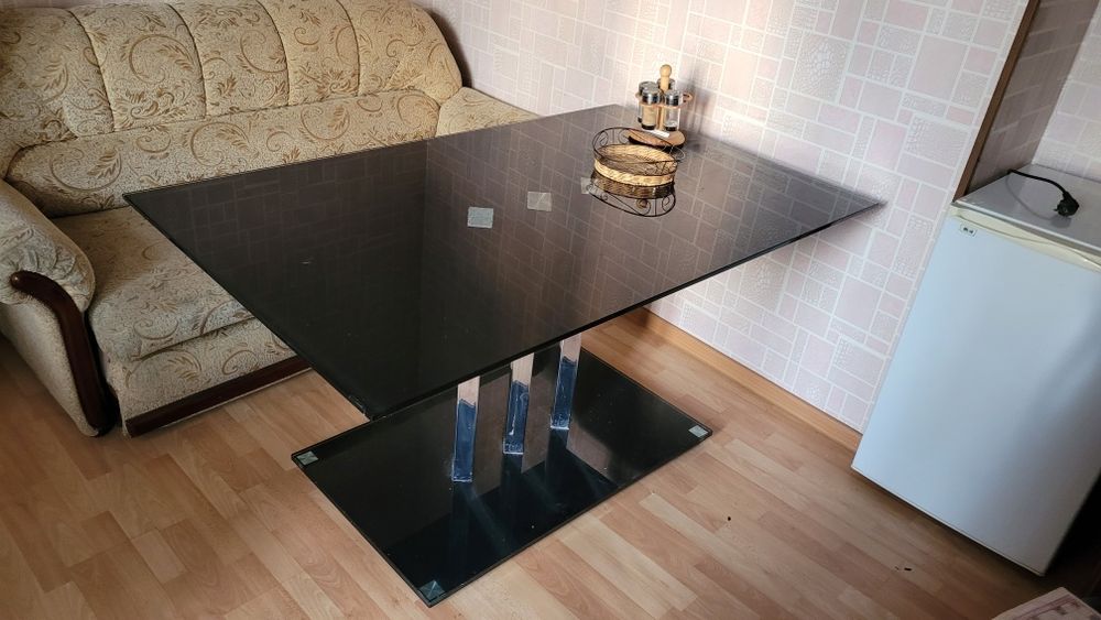 Стеклянный  стол