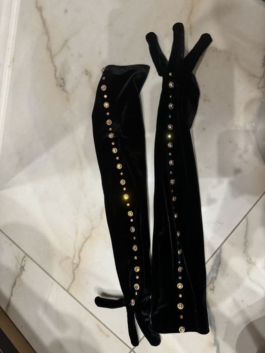 Черные перчатки со стразами