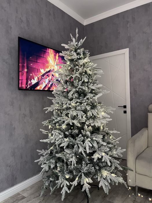 Новогодная елка заснеженная