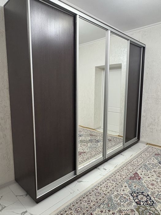 Большой вместительный шкаф для одежды