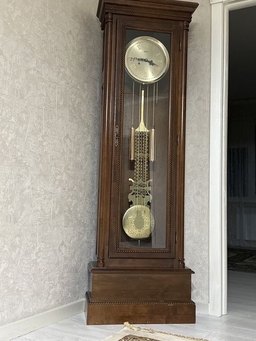 Высокий напольный механические часы.