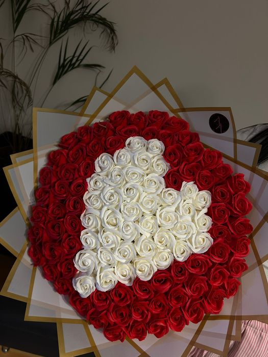 Buchet trandafiri sapun / roz pal cu accesorii fluturași