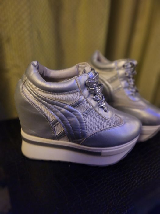 Маратонки на платформа